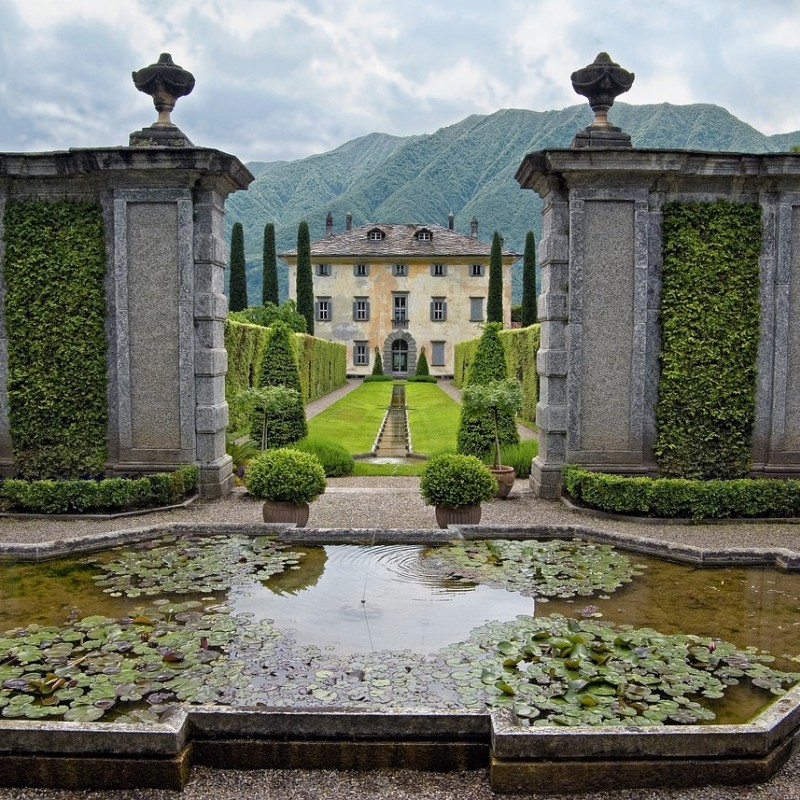 Villa mit Mauer